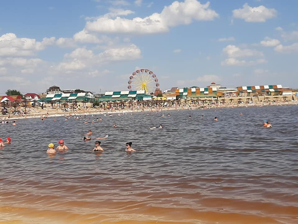 Вода в озере имеет коричневатый оттенок в силу высокой концентрации соли