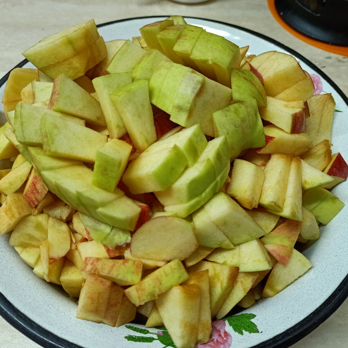 нарезали яблоки