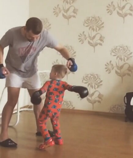 Домашний турнир по боксу. Победа сына в первом раунде 