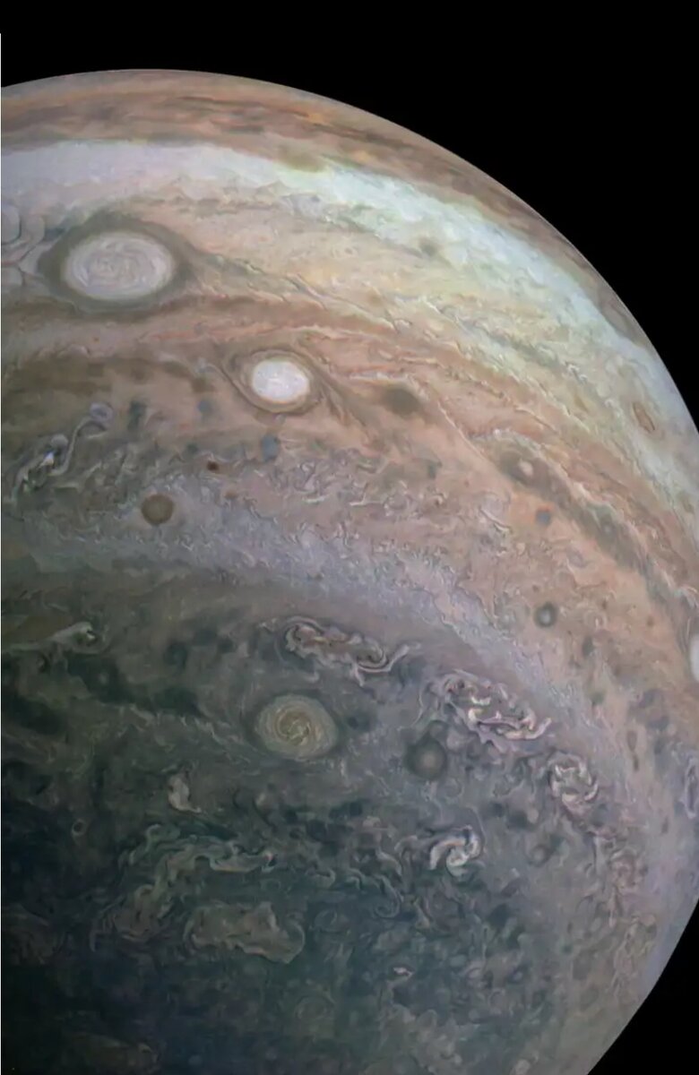 Южное полушарие Юпитера было захвачено космическим аппаратом НАСА "Юнона" во время дальнего этапа близкого пролета планеты-газового гиганта 2 июля 2018 года.
