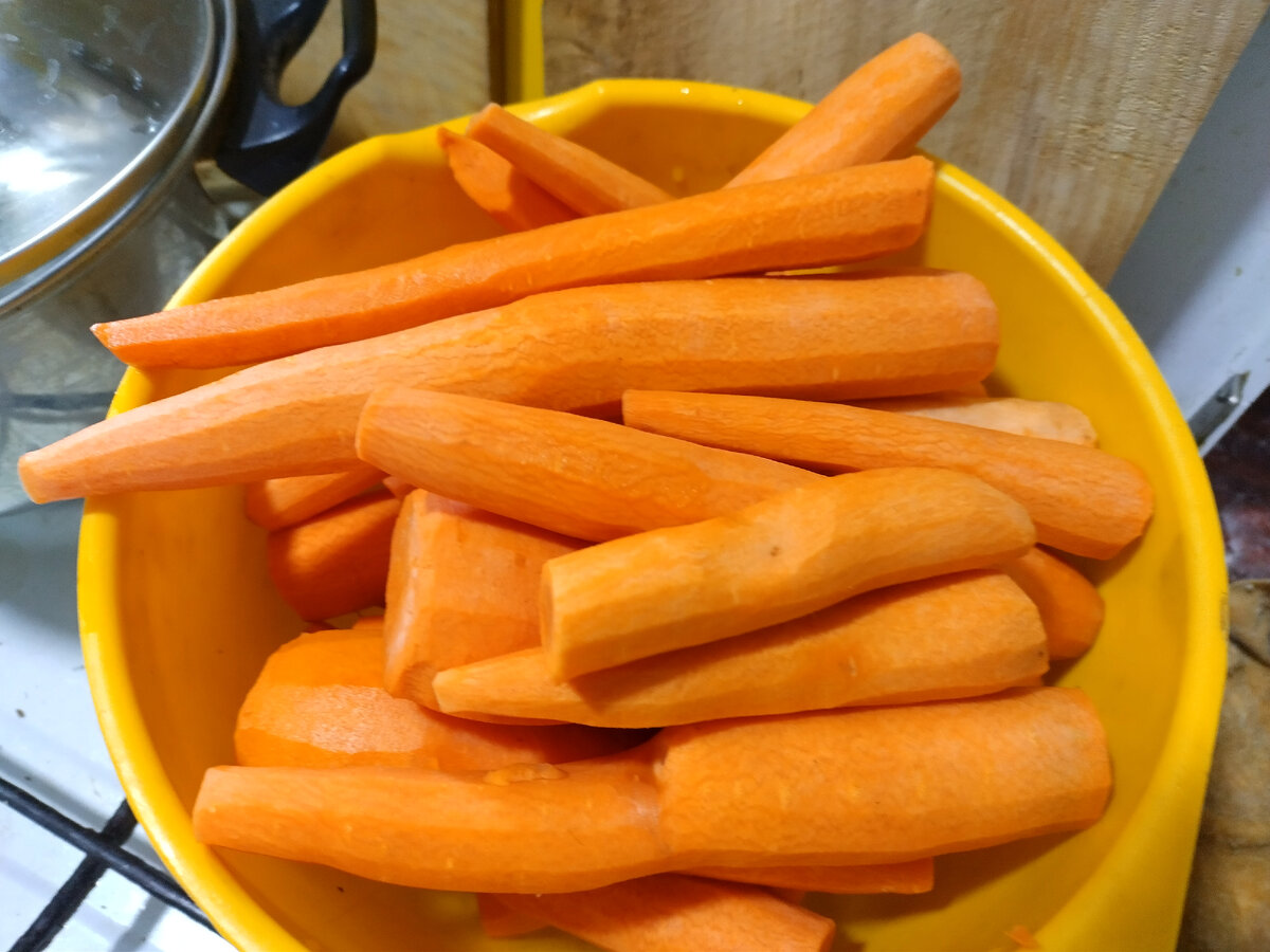 Почистила, заодно вкусняшки козам получились