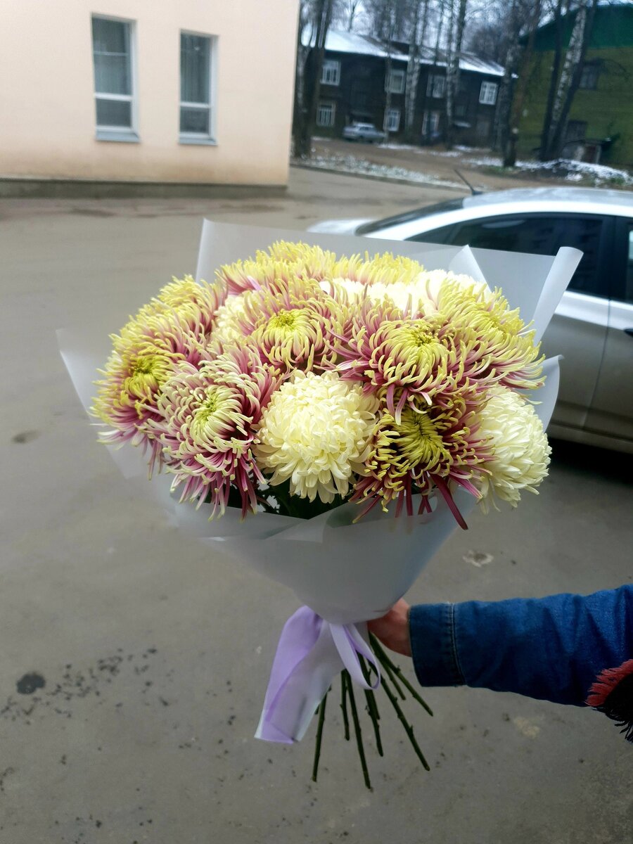 Фото: букет из роскошных одноголовых хризантем. 