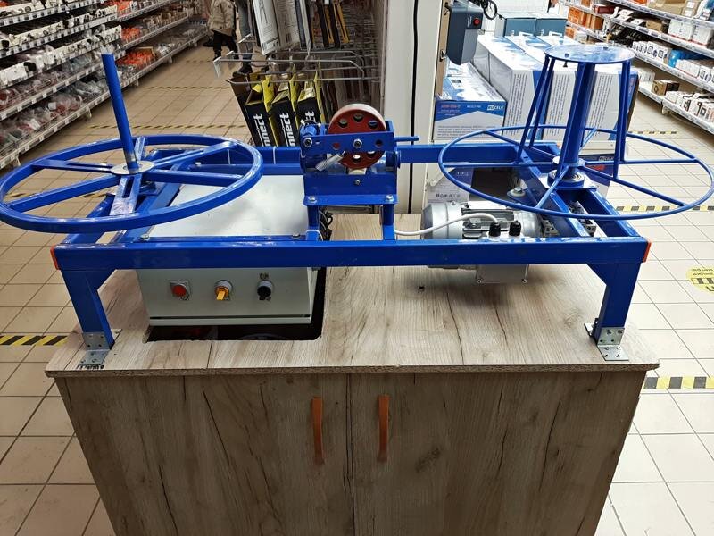 Вот так выглядит средство измерения, для резки и измерения кабеля.