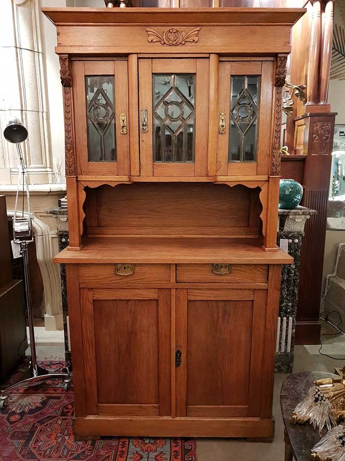 
Верхнюю часть буфета часто изготавливали открытой, чтобы ничто не мешало гостеприимным хозяевам демонстрировать свою изысканную посуду гостям и самим наслаждаться ее внешним видом. Стекло, которое появилось немного позже в верхних дверках буфета, служило для этой же цели – показать гостям и посетителям дома хозяйские сервизы из дорогого фарфора.