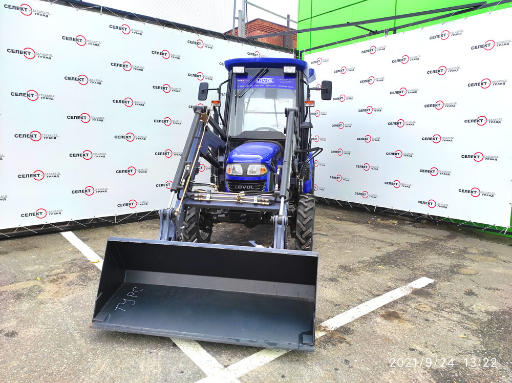 Коммунальный трактор LOVOL TE354 с фронтальным погрузчиком и щеткой.