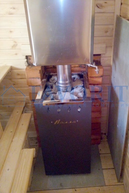 Обратите внимание, что стандартную печь можно заменить на любую другую (в том числе на вашу). Баня построена компанией «Фаворит».