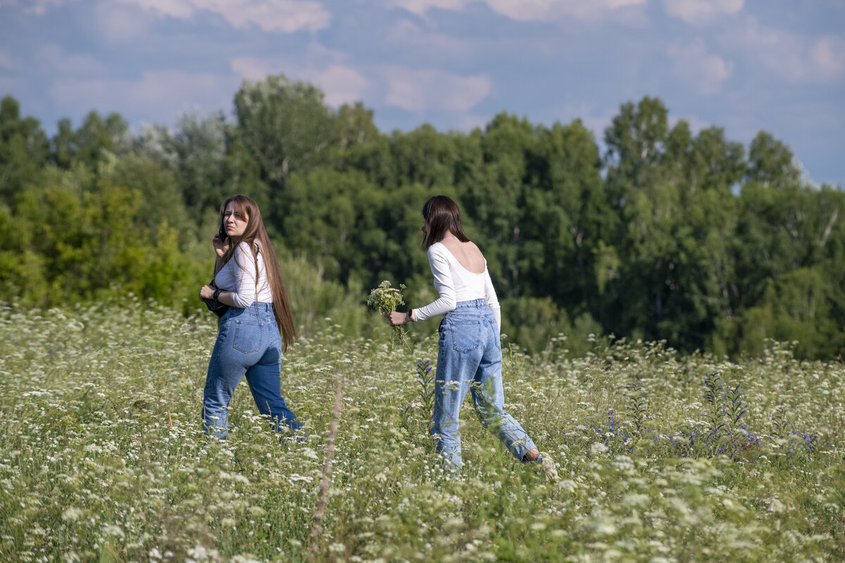 Девчонки бегали в поле на фотосессию - им это особенно важно!