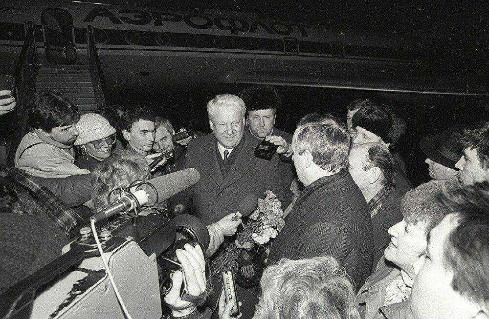    С будущим президентом России Борисом Ельциным в аэропорту Пулково. Март 1991 года / globallookpress.com / Russian Look