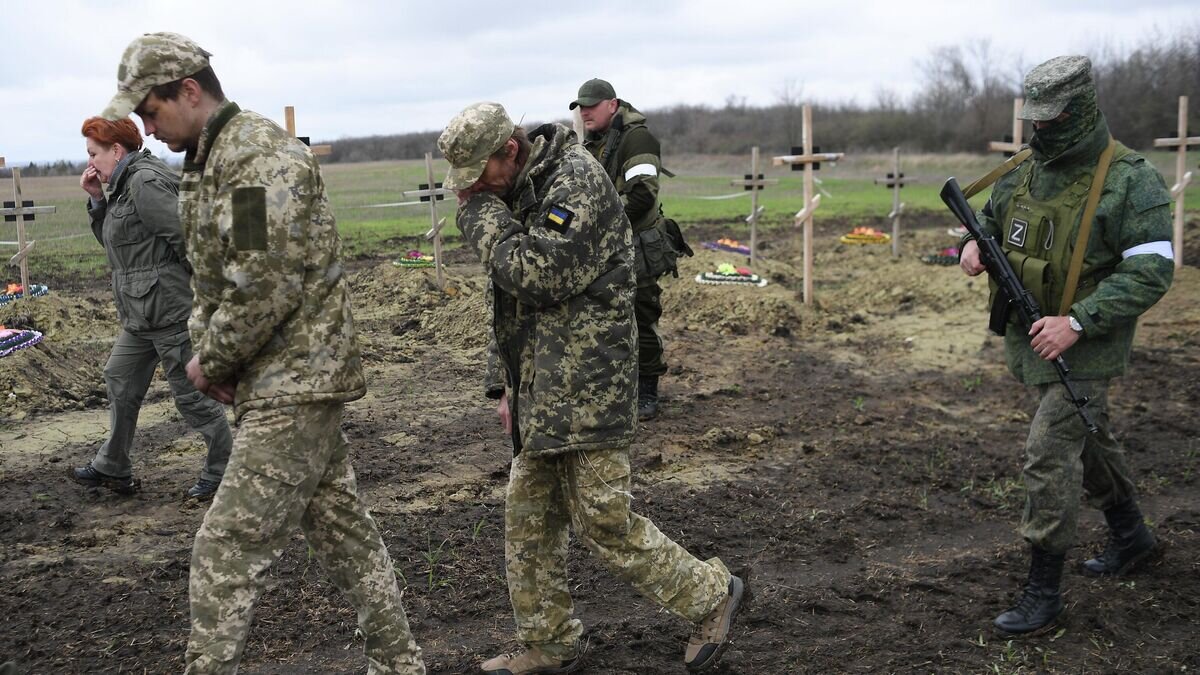    Украинские военнопленные перед мемориальным комплексом "Не забудем, не простим!" в память о погибших в ЛНР в 2014 году© РИА Новости / Алексей Майшев