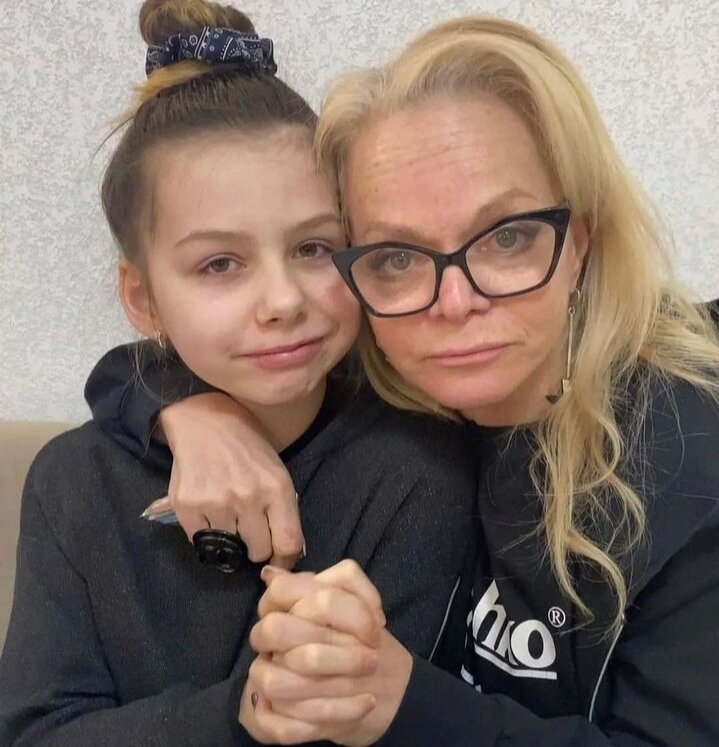     Лариса Долина показала свое лицо без макияжа с обнимку с любимой внучкой Фото: соцсети