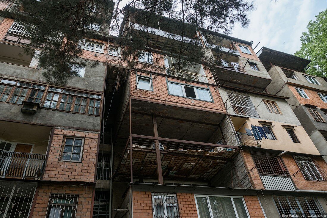 Несколько лет назад я побывал в Грузии. Начать я бы хотел с жилых районов Тбилиси. В далёком 2017 однокомнатная квартира в столице Грузии стоила $30 000.