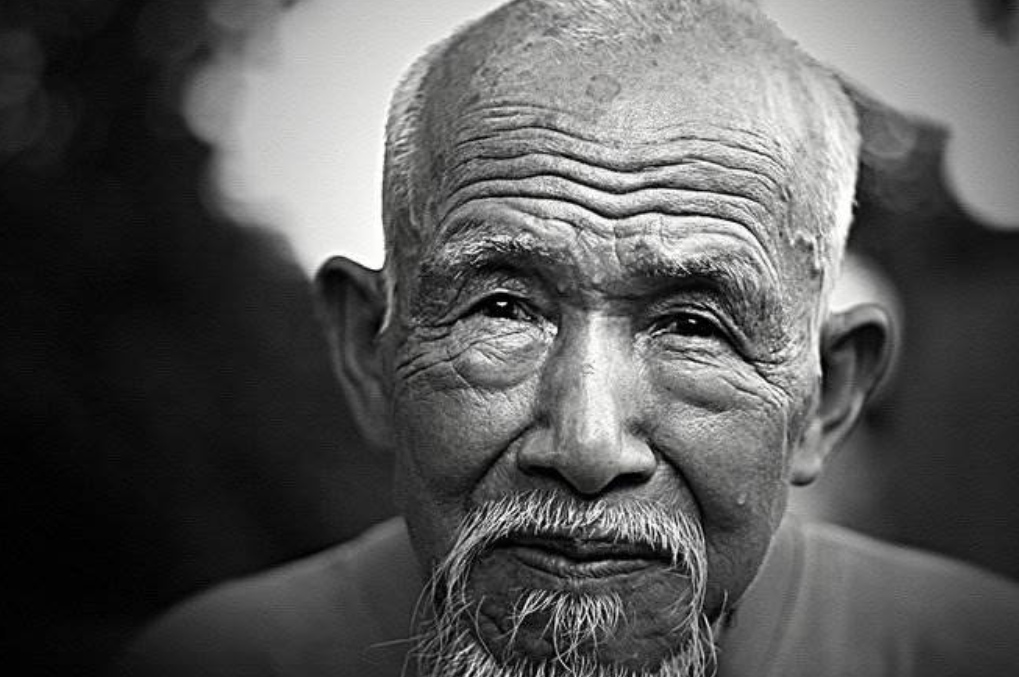 Седой казах. Китайский старик. Пожилой китаец. Старый ужкитаей. Портрет пожилого китайца.