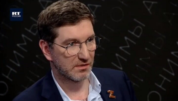 Антон Красовский во время интервью с Сергеем Лукьяненко. Скриншот эфира RT