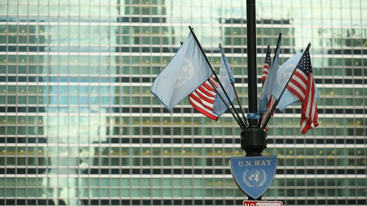    Флаги США и ООН у здания штаб-квартиры ООН в Нью-Йорке© РИА Новости / Роман Махмутов
