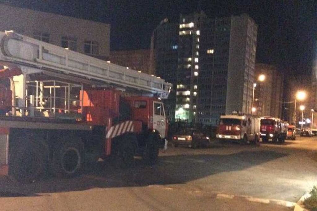    В Оренбурге из горящего дома на улице Лесозащитной спасатели вывели 10 человек