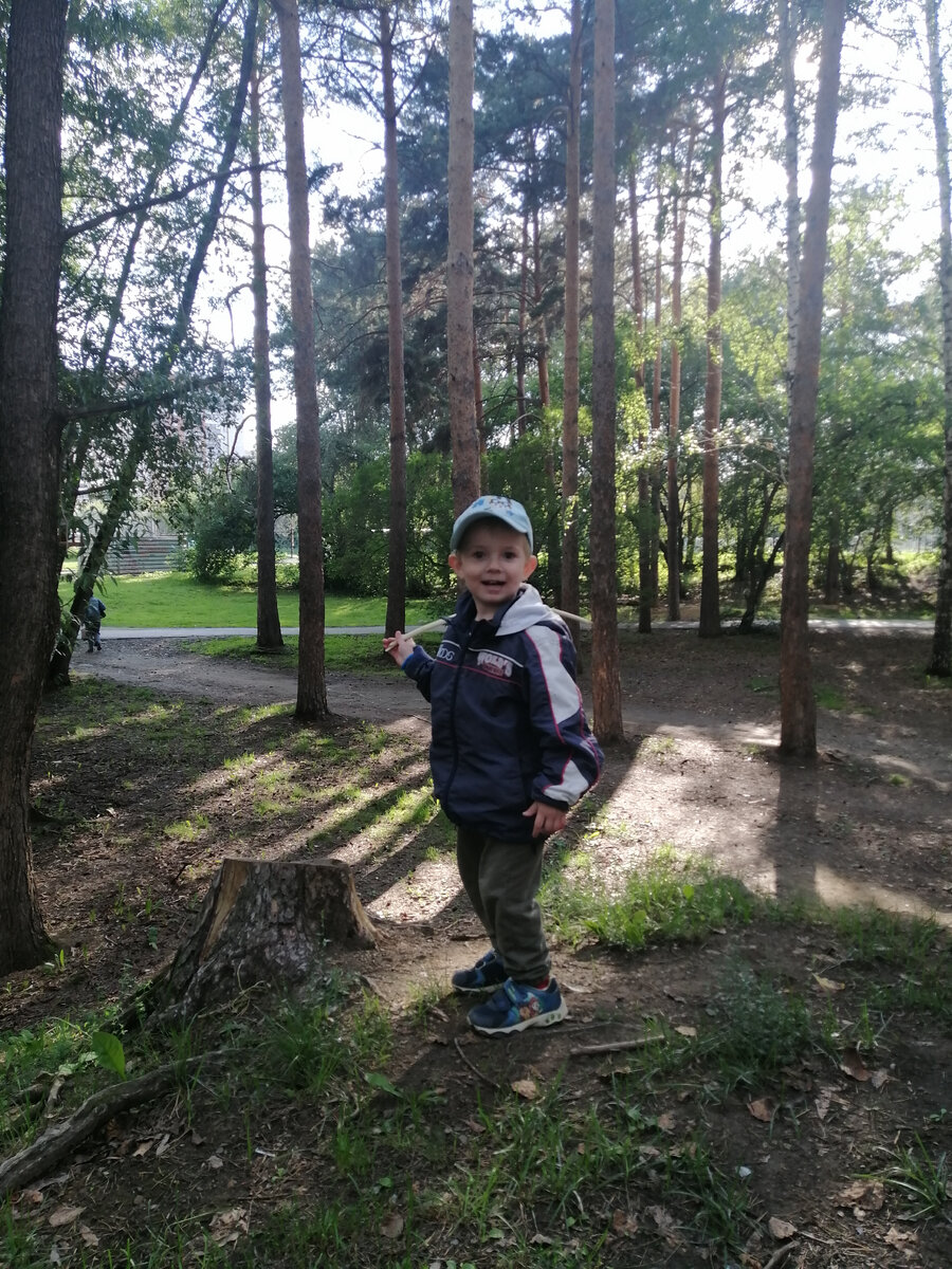 С сыном на прогулке 