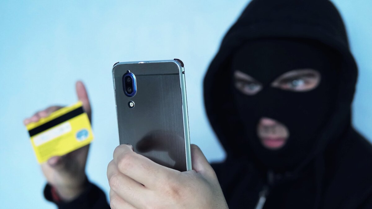     Телефонные мошенники действуют все более изощренными методами. Только за первые 3 месяца 2023-го года с помощью десятков схем телефонные жулики увели у россиян 4,5 миллиарда рублей. Вернуть удалось лишь 4,3% этой суммы. Как государство собирается со всем этим бороться?