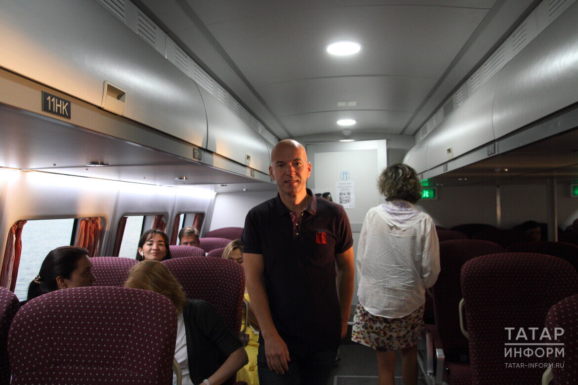 ​Одним из первых пассажиров судна на маршруте до Ульяновска стал глава Госкомитета РТ по туризму Сергей Иванов. Фото: © Михаил Захаров / «Татар-информ»