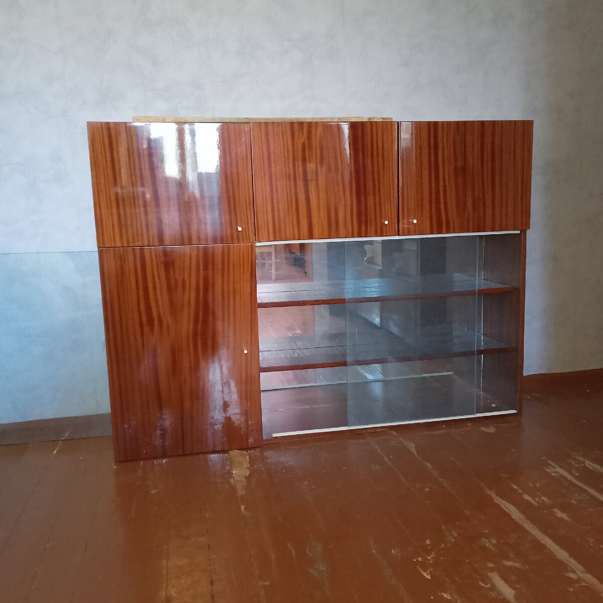 Освобожденная от всех вещей часть комнаты. С остальной частью все намного печальнее))