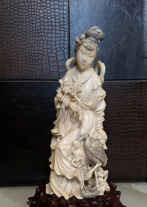 Скульптура «Фея Магу». Китай. конец династии Цин (1644-1911). Последняя четверть XIX – начало XX века. Материалы: Слоновая кость (бивень), тушь, дерево. Размер: Высота с подставкой 18,7 см; Вес скульптуры (без подставки) 278 грамм