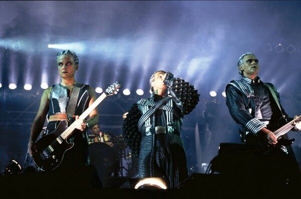 Рамштайн концерт 1998. Rammstein 1998 Берлин. Рамштайн концерт в Берлине 1998. Раммштайн выступление 1998.