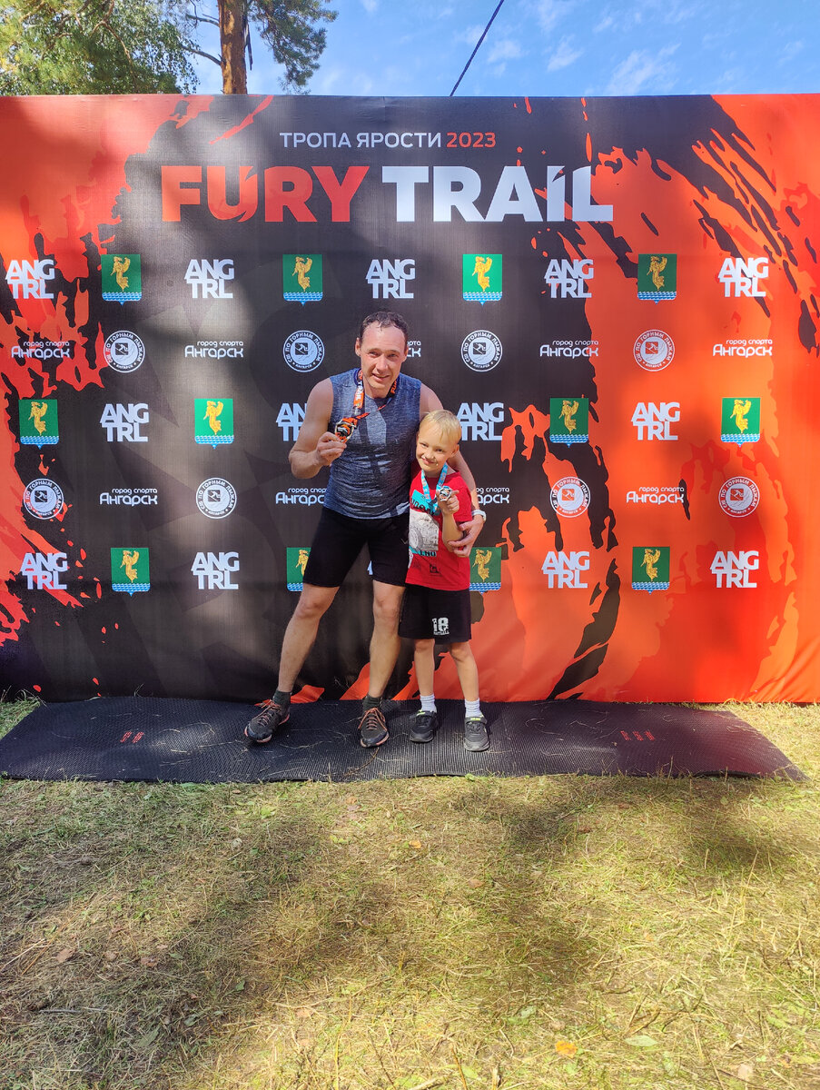 Fury Trail пробежал✅ Получилось для галочки. Результат не тот на который рассчитывал, думал выбежать из 2 часов и первую половину дистанции все шло как надо, до момента пока первый раз не потерял разметку, это вторая капелька дегтя. А первая была когда организаторы не дали мне номер и пришлось бежать вне зачёта, требовался оригинал справки в бумажном виде (была фотография справки, но этого оказалось недостаточно), которого у меня не было, даже стартовый пакет не отдали, хотя я за него заплатил, радует что медаль финишёра отдали с боем, но отдали.В общем, дегтя было много, по дистанции сбивался три раза, приходилось возвращаться и искать разметку, времени на этом потерял прилично, тут и моя вина есть не загрузил трек не смотрел по сторонам, но извините я участвую в соревнованиях и хочется видеть хорошую разметку и волонтеров.Трасса в целом интересная, понравились броды и тенистые земляные тропинки. И здесь у организаторов то же вышел прокол, дистанция заявлялась 22 км по факту вышло 24+ км. Зачем писать 22 в положении не понятно. Многие были разочарованы, когда вот вот думаешь, что будет финиш, а бежать ещё 2 км.Пункты питания были все на первой половине дистанции и очень не хватало такого пункта ближе к финишу.Из плюсов отмечу четкость соблюдения регламента и праздничное настроение, за это стоит похвалить, кто был с детьми, должны сказать отдельное спасибо за детский праздник.Мой результат 2:13, мог бы быстрей не будь накладок с разметкой, думаю да, поеду ли ещё на этот старт, сейчас не хочется. Если и буду участвовать то на других более массовых дистанциях, мне показалось, что внимания участникам в забегах на 5 и 12 км было больше. Моё мнение, тех кто бежал "22" бросили как щенят в лес, а там уже как бог подаст, выберутся хорошо, а нет, их проблемы.