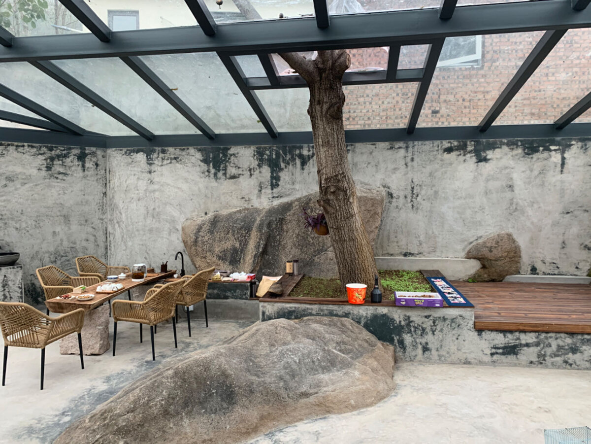 Чайная комната в китайском стиле. Здесь растет орех и чайный стол сделан также из древесины грецкого ореха