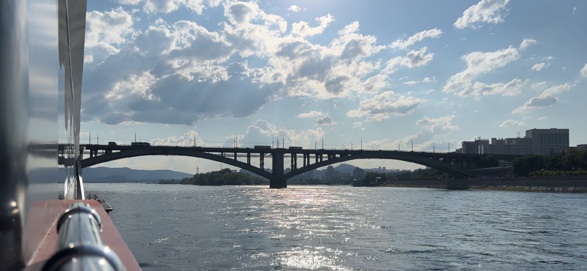 Вид на Коммунальный мост через Енисей с экохода