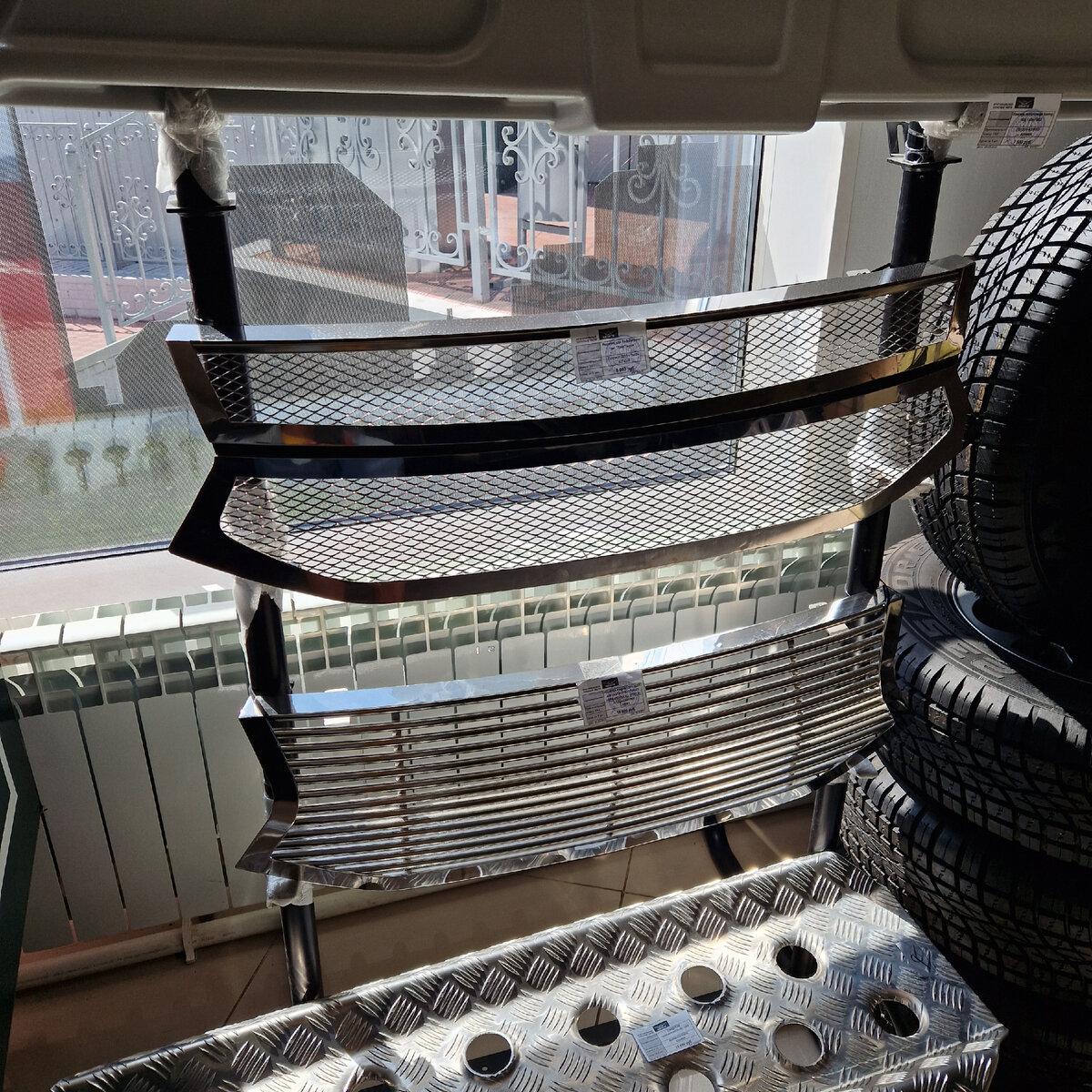 Если же вам не по душе великолепный и узнаваемый дизайн Патриота, придётся раскошелиться. Кастомная решётка радиатора на Патриот стоит дороже самого радиатора.