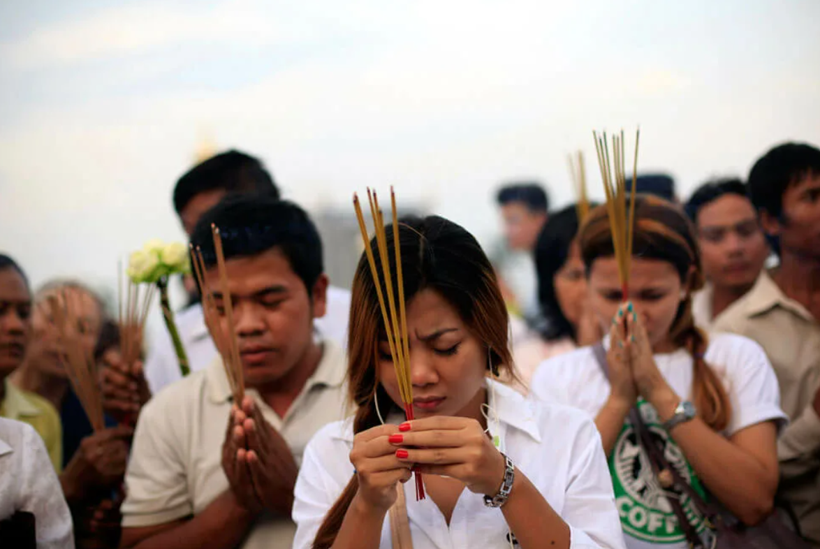 Камбоджа жители. Традиционная церемония похорон в Китае. Традиционные похороны в Китае. Похоронные ритуалы в Китае. Какой цвет траура