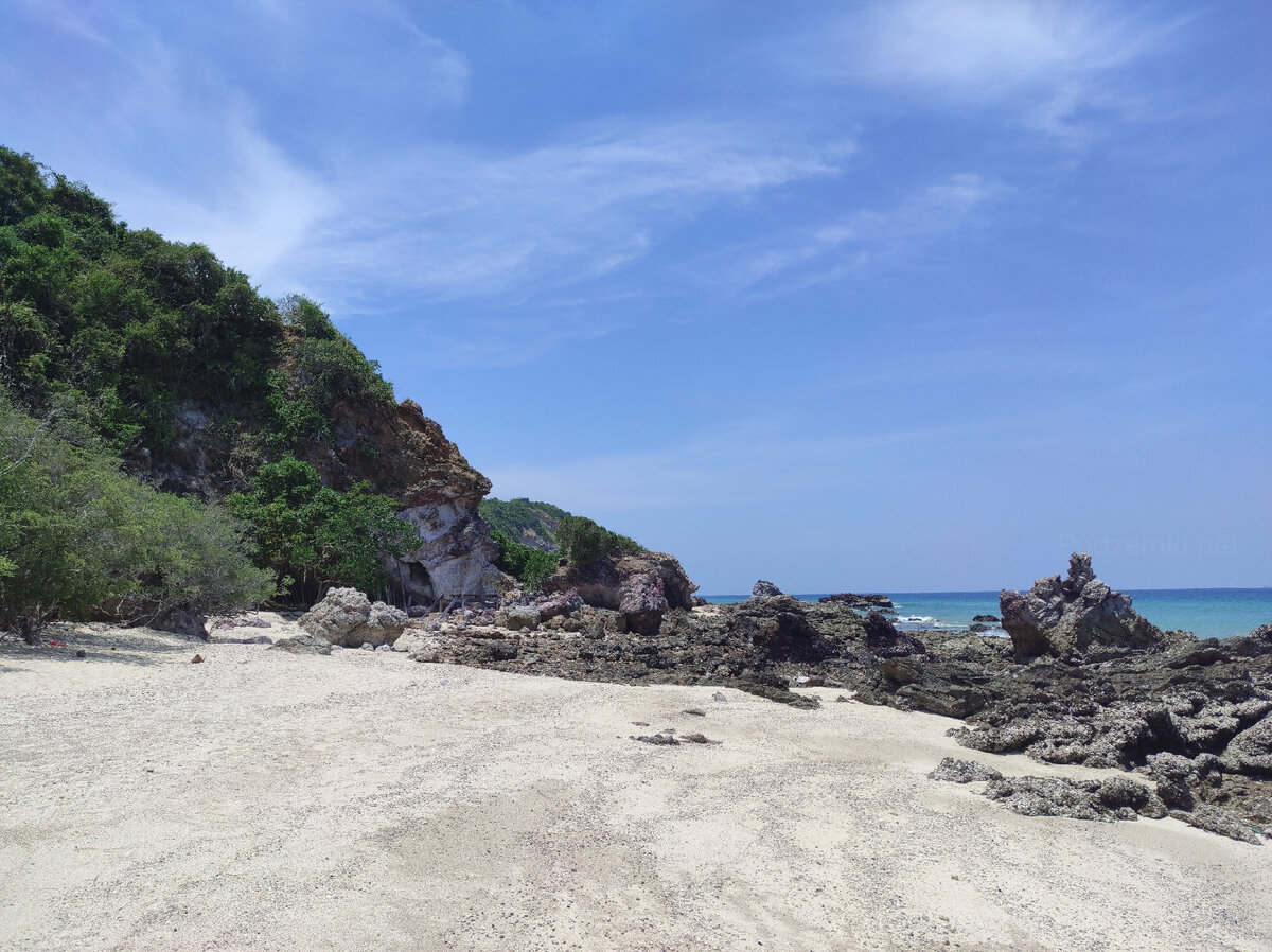 Остров Ко Лан ("кораловый остров") расположен в нескольких километрах от популярного города-курорта Паттайя. Остров примечателен своими пляжами, которые намного чище и уютнее городских.