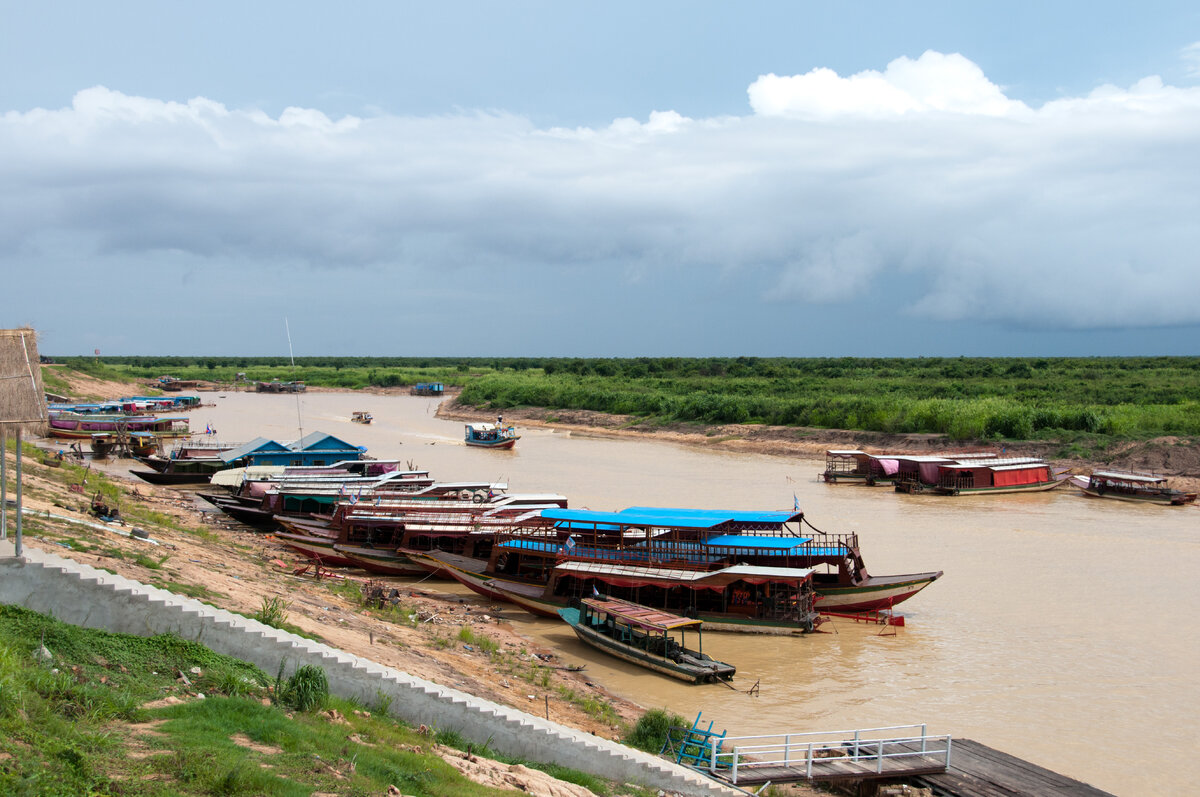 Путь в деревню начинается с вот такого причала. Моторы для лодок предприимчивые жители позаимствовали с машин времен вьетнамской войны.