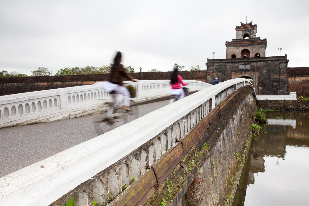 Мост, ведущий к воротам в Цитадель, город Хюэ.