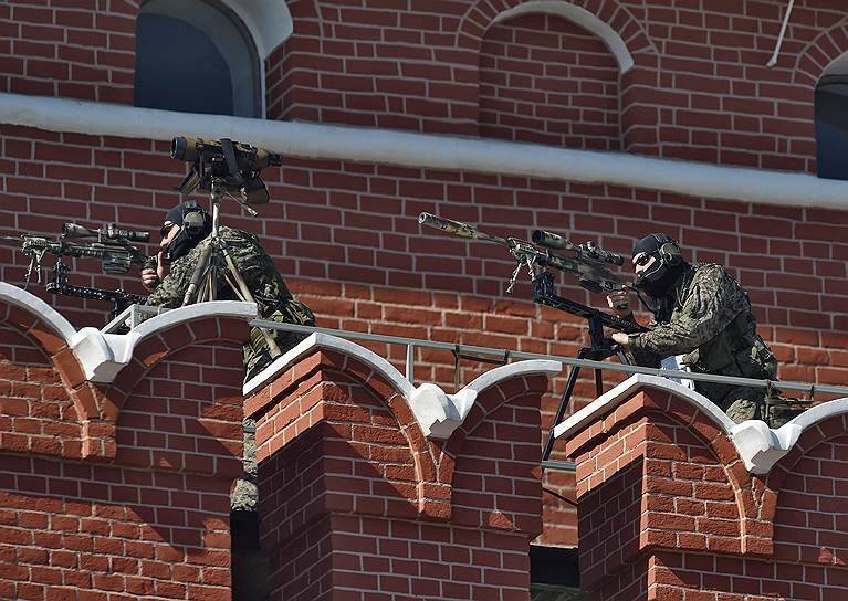 Снайперы ФСО на стенах Кремля