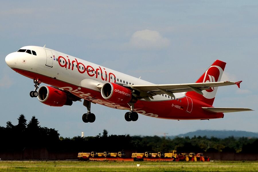 Основной ценностью для easyJet обладают права лизинга на 25 самолётов Airbus A320-214 (в одноклассной компоновке салона на 180 кресел), принадлежавших авиакомпании Air Berlin