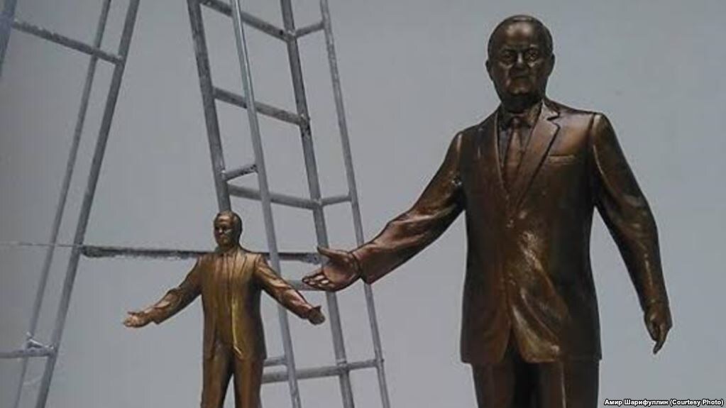 

Памятники Исламу Каримову, изготовленные для международного конкурса по созданию памятника первому президенту Узбекистана.