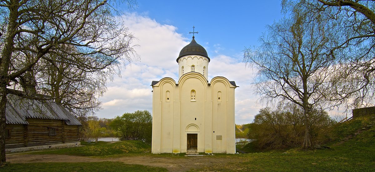Георгиевский храм в Старой Ладоге (Новгородская земля). Купол в виде того самого шлема.
