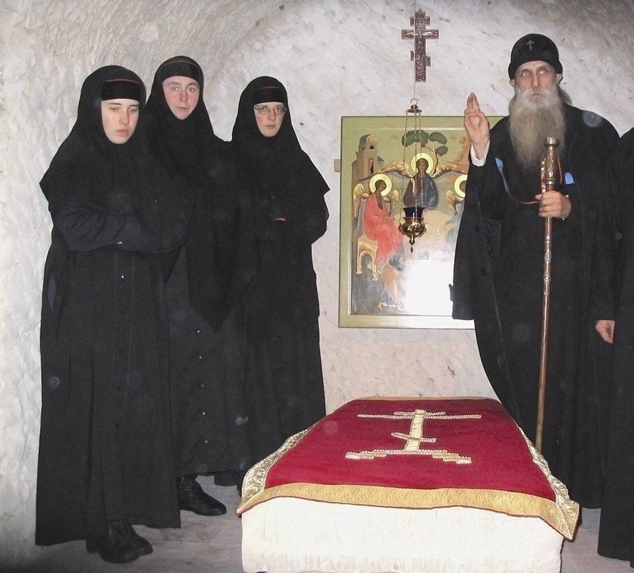 Митрополит Корнилий и инокини