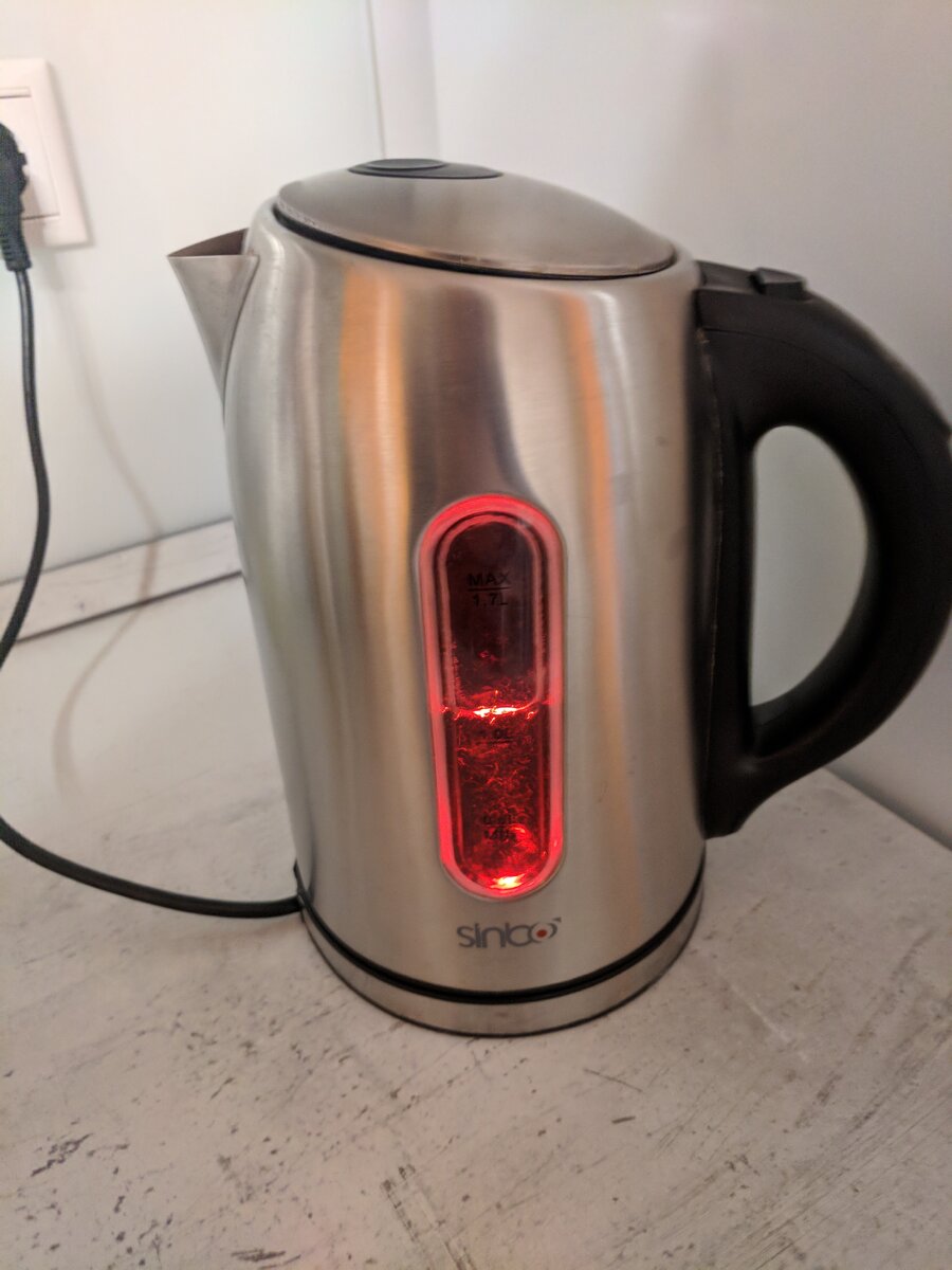 Включаем кипятиться чайник