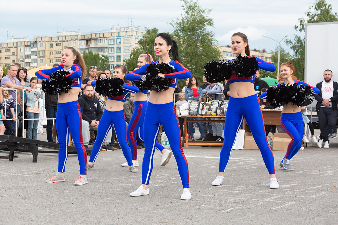 Пока атлеты разминаются и морально настраиваются на поле вышли  девушки из группы поддержки.

