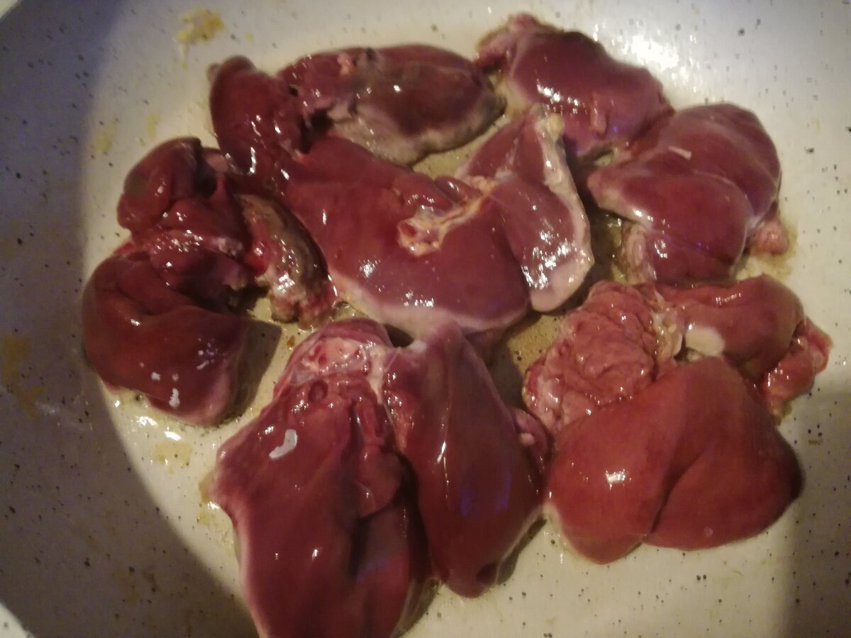 Куриная печень, если ее правильно пожарить, может быть очень вкусной. Я научу вас, как вкусно пожарить куриную печень.