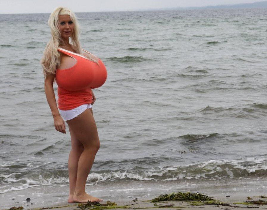 Женщина с самым большим бюстом в мире - как живет модель - фото – Люкс ФМ