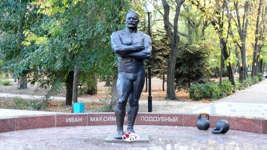 памятник Ивану Поддубному в Ейске (Краснодарский край) 