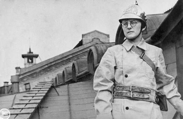 Композитор Дмитрий Дмитриевич Шостакович на крыше Консерватории