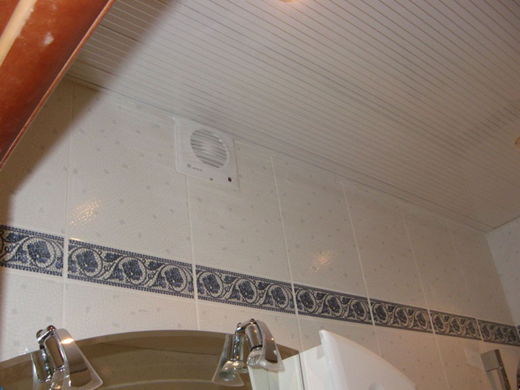 Вентиляция в ванной комнате в частном. Вентилятор вытяжной для ванной в натяжной потолок. Вытяжка в ванную в потолок. Вытяжка в санузел. Вытяжка в потолке в ванной.