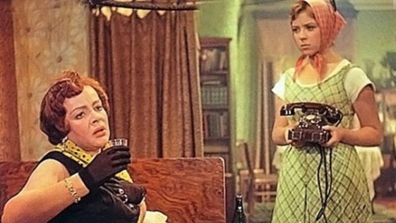 Героиня фильма "Девушка без адреса" Катя Иванова отличалась неуживчивым характером и нередко удивляла своих московских родственников и знакомых 