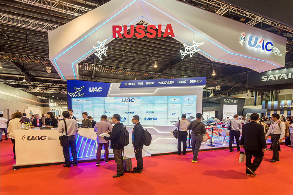 Российская экспозиция была представлена в основном моделями и макетами военных и гражданских летательных аппаратов, а также спутников.
