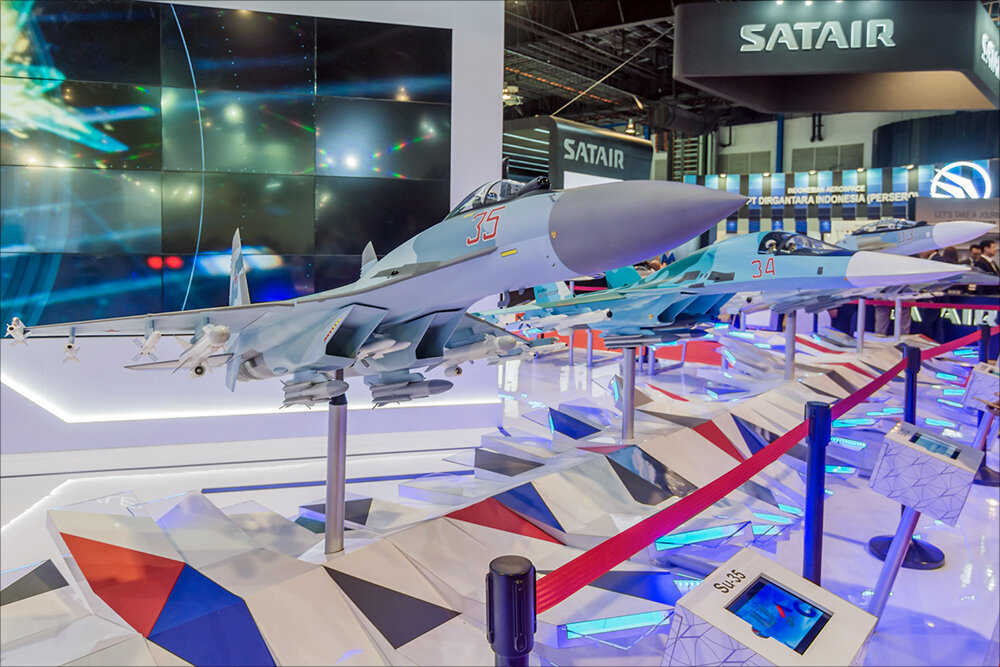 На экспозиции ОАК были показаны модели самолетов, многие из которых применялись Воздушно-космическими силами (ВКС) РФ в антитеррористической операции в Сирии. В частности, это фронтовой бомбардировщик Су-34, многофункциональные истребители Су-30СМ и Су-35С, палубные истребители МиГ-29К/КУБ.

