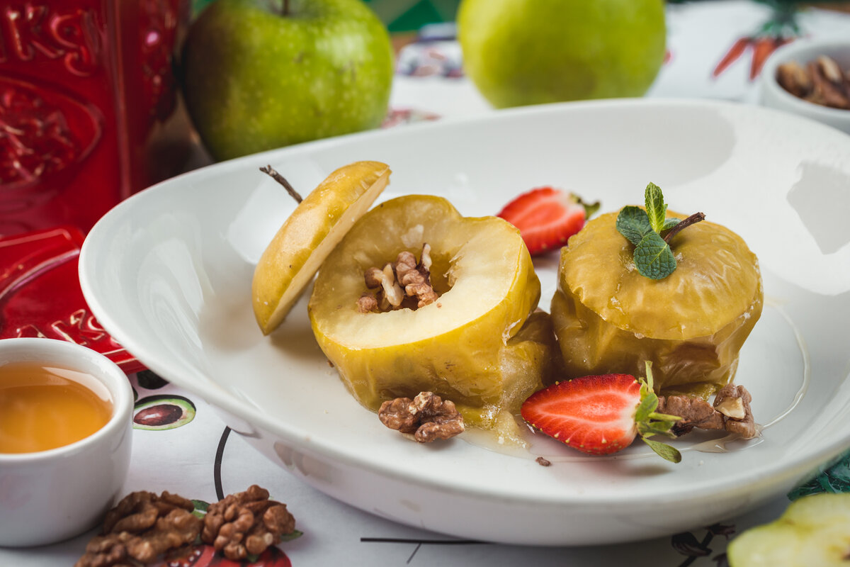 Десерт с яблоками с медом и грецкими орехами и