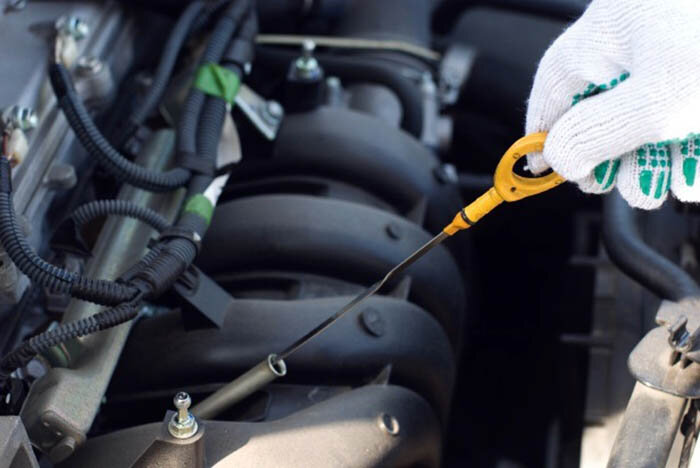 Для проверки уровня масла воспользуйтесь щупом